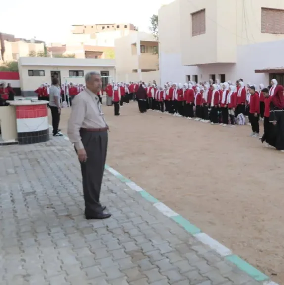 وكيل تعليم الوادي الجديد يشارك طابور الصباح بـ ”ناصر الإعدادية