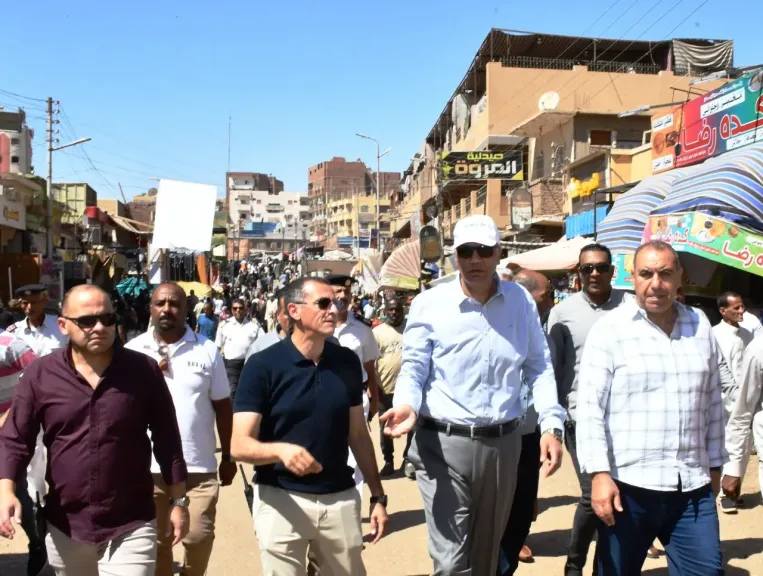 جولة لـ محافظ أسوان في السوق الرئيسى