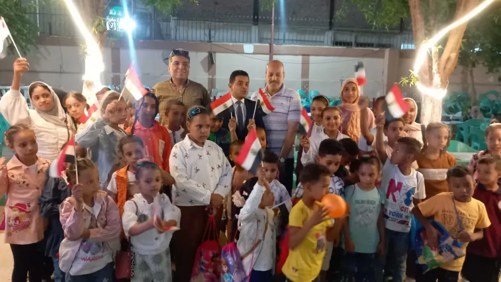 حقائب مدرسية ترسم البسمة على وجوه الأيتام في حفل ”أطفالنا في عيوننا” بقنا