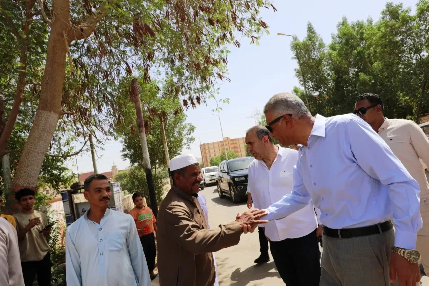 محافظ أسوان يستمع لمطالب الأهالى