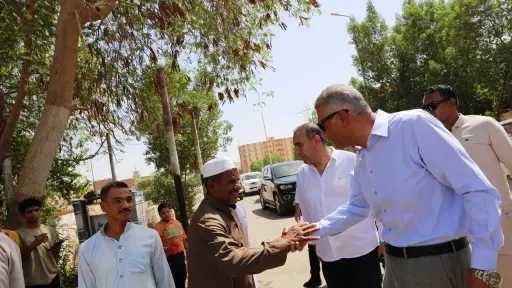 محافظ أسوان يتفقد مشروع رصف...