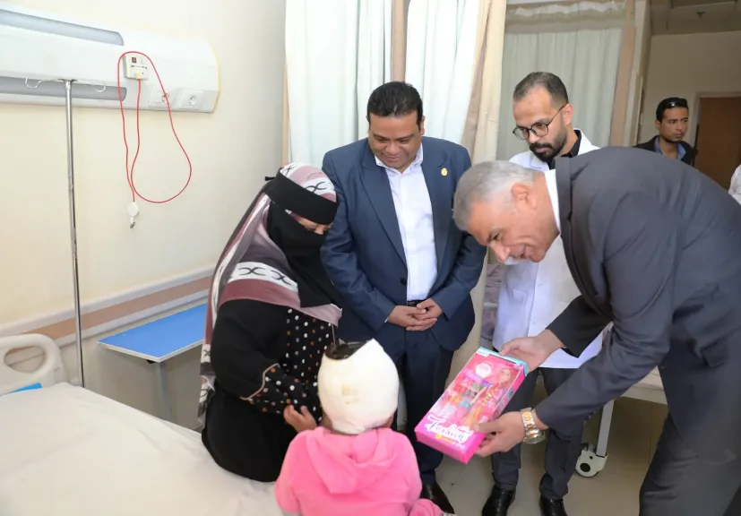 المحافظ  يطمئن علي الأطفال