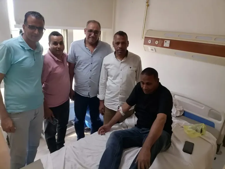 مدير تعليم أبو تشت يزور المعلم المريض