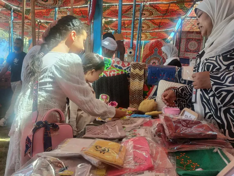 معرض الحرف اليدوية والتراثية بمركز دندرة الثقافي