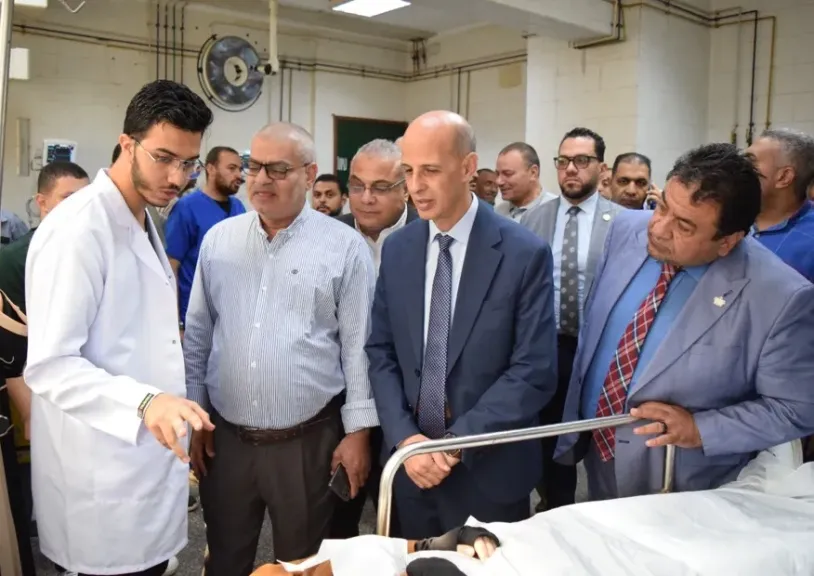 رئيس الجامعة يزور المصابين