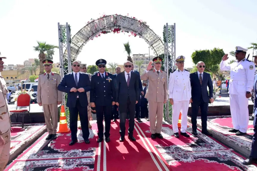 محافظ الأقصر يضع إكليل الزهور على قبر الجندي المجهول