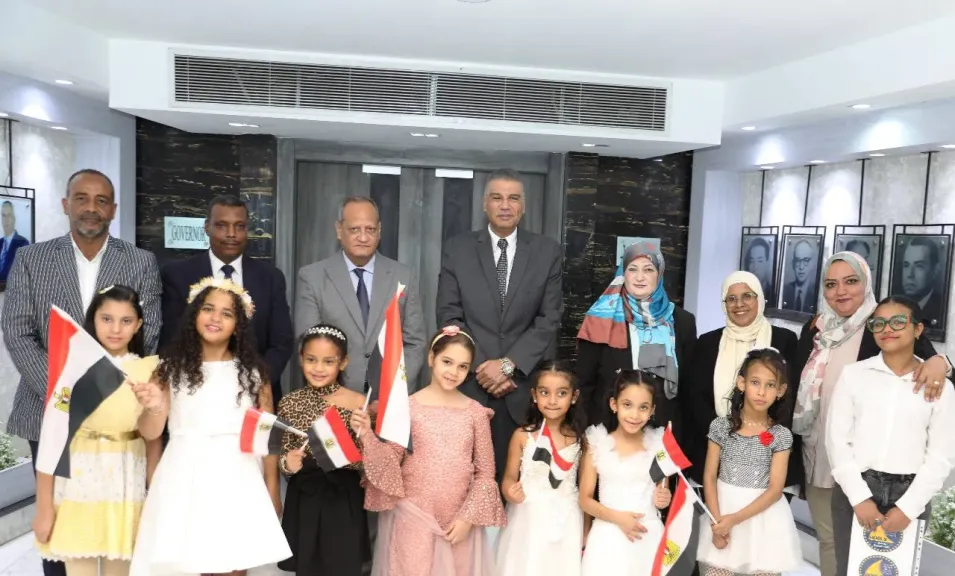 إسماعيل كمال، محافظ أسوان نع الطلاب