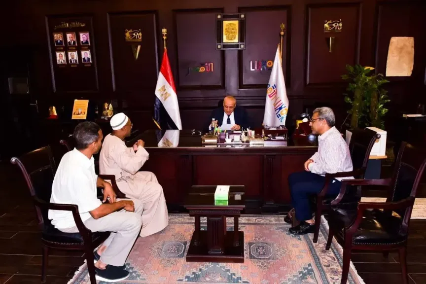 محافظ الأقصر مع أهالي قرية الزناقطة