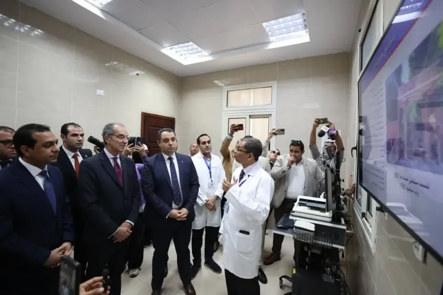 وزير الإتصالات يتفقد وحدة التشخيص عن بُعد بمستشفي حميات قنا