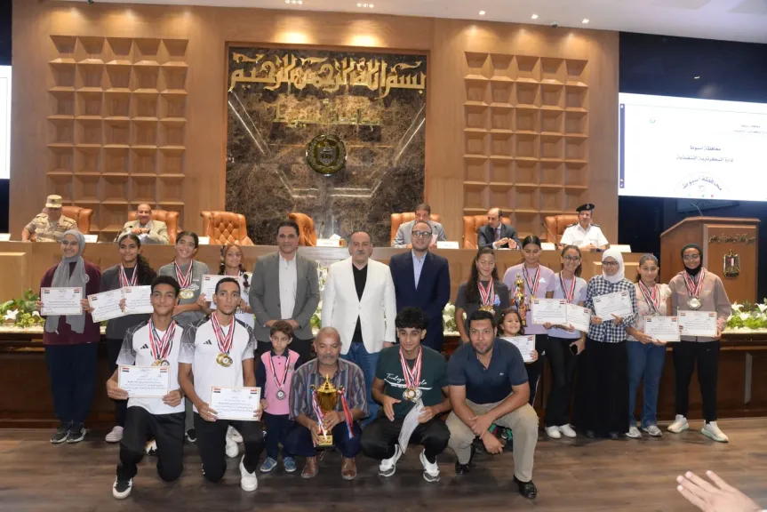 محافظ أسيوط يكرم أبطال السباحة