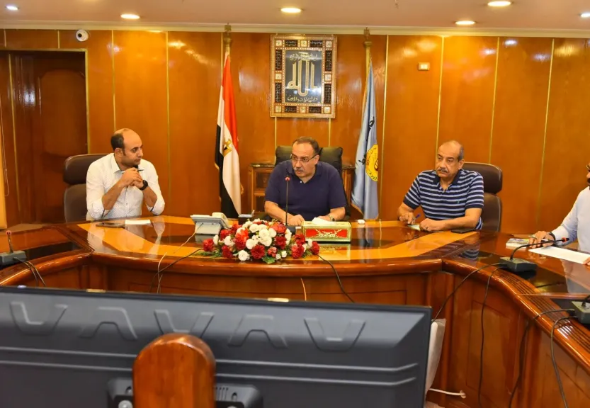 محافظ أسيوط خلال الاجتماع