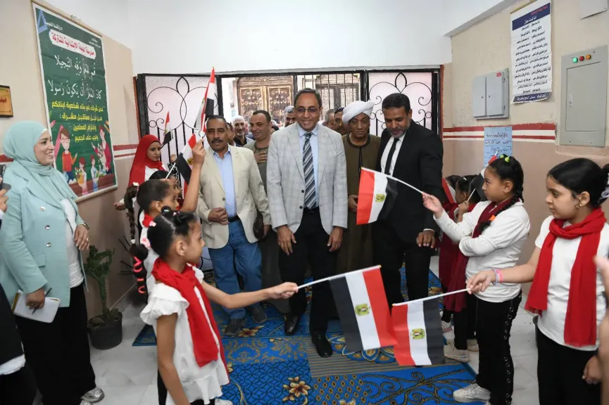 محافظ قنا يتفقد مدرسة النهضة الابتدائية بقفط