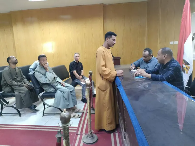 رئيس مدينة قنا يبحث مشاكل المواطنين