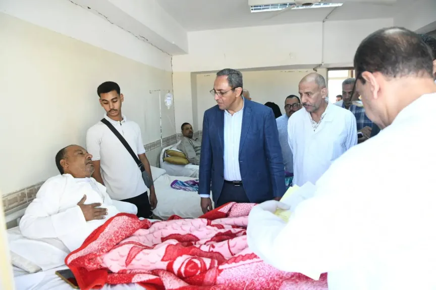 محافظ قنا يزور مصابي حادث أتوبيس عمال الألومنيوم