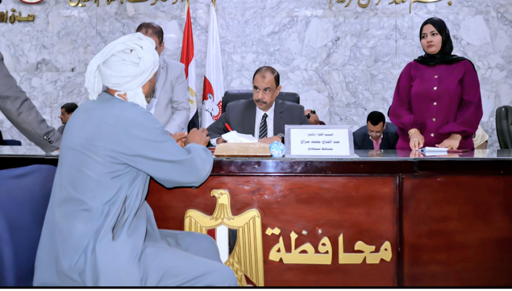 محافظ سوهاج يبحث مشاكل المواطنين