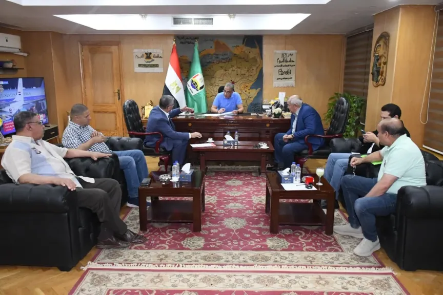 محافظ الفيوم يبحص مع أعضاء مجلسي النواب والشيوخ لبحث مطالب المواطنين
