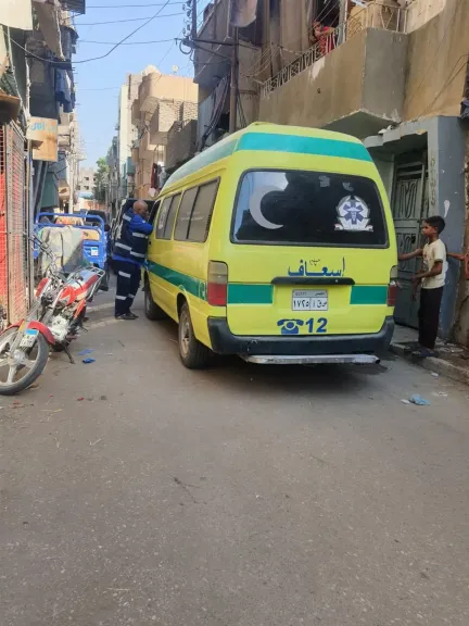 سيارة الإسعاف أسفل منزل السمن