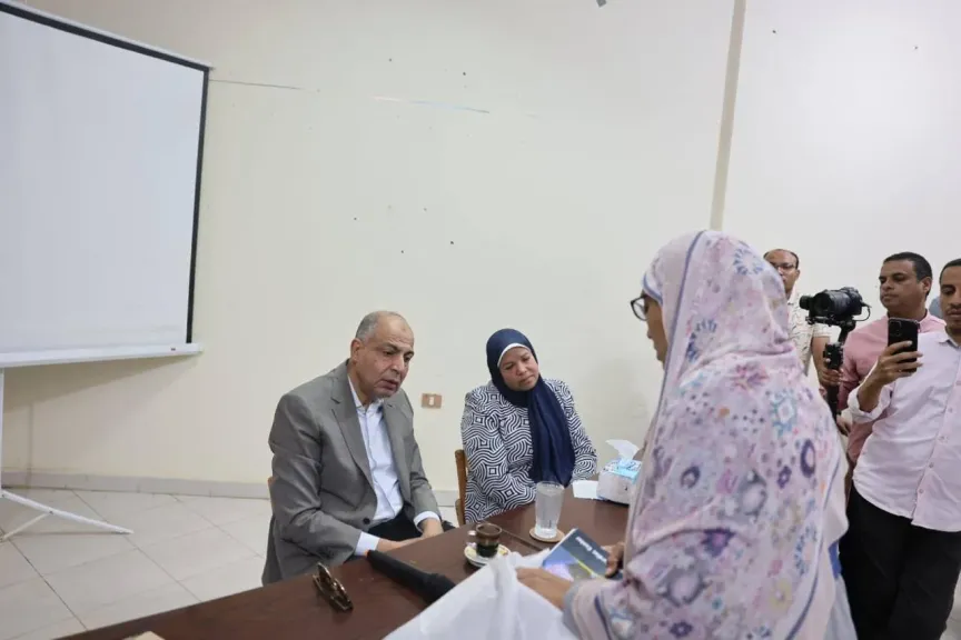 محافظ المنيا يستمع أهالي بني مزار