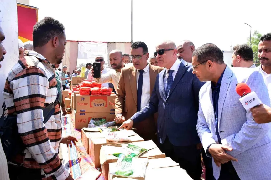 محافظ الأقصر يفتتحكتب سوق اليوم الواحد