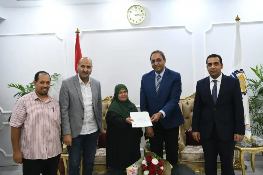 محافظ قنا يسلم عقود تقنين جديدة لواضعي اليد
