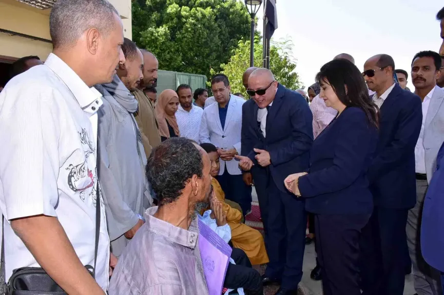 توزيع كراسي متحركة وأطراف صناعية دعماً لذوي الهمم