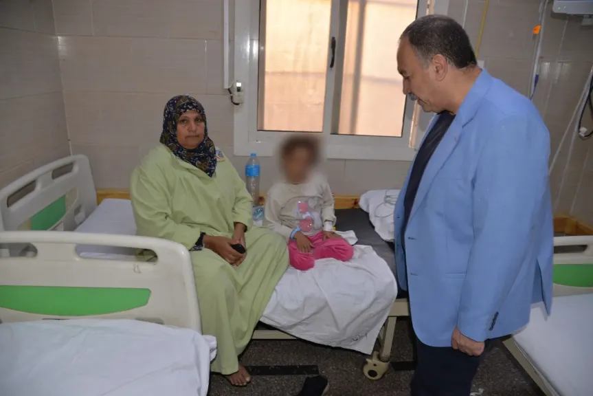 محافظ أسيوط يزور الأطفال المصابين