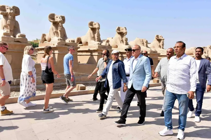 جولة لـ محافظ الأقصر بعدد من المواقع الأثرية