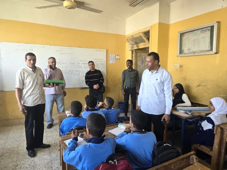 مدير تعليم أبو تشت يحيل عددا من المعلمين إلي التحقيق بسبب الإهمال