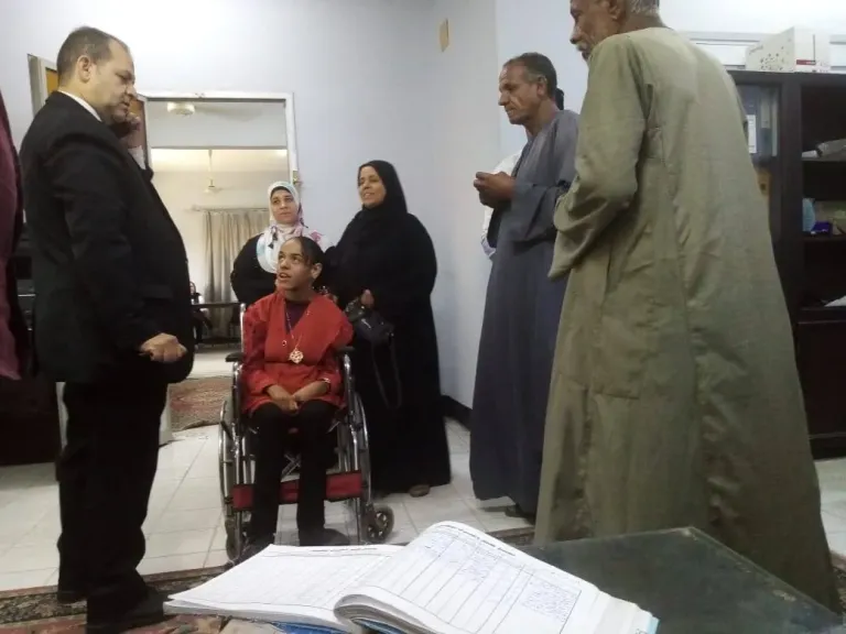 مديرية العمل بالأقصر توفر فرصة عمل لسيدة من ذوى الهمم و تسلم 11 شهادة مزاولة حرفة