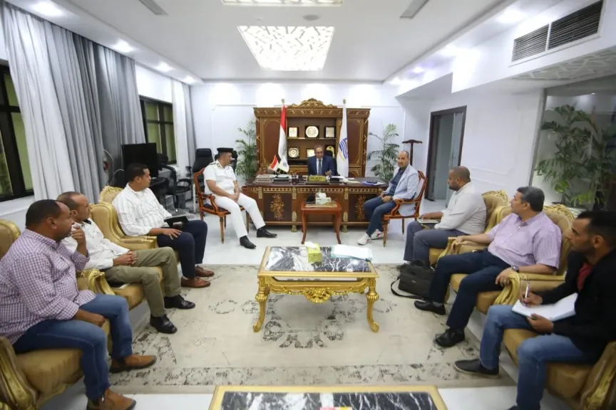 محافظ قنا خلال الاجتماع