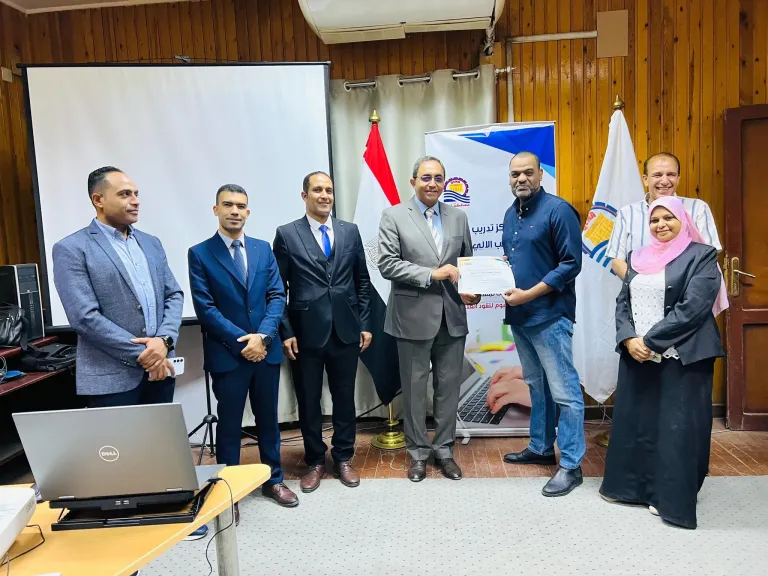 محافظ قنا يسلم شهادات الدورة التدريبية في التحول الرقمي