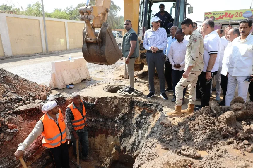 محافظ أسوان يتفقد النقاط الساخنة بقطاع مياه الشرب
