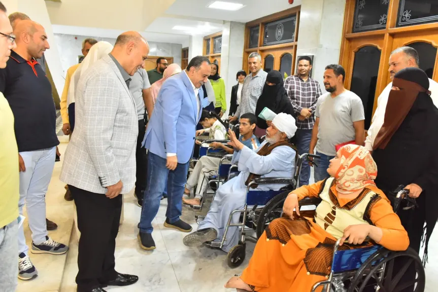 محافظ أسيوط يسلم كراسي كهربائية وماكينات خياطة لذوي الهمم