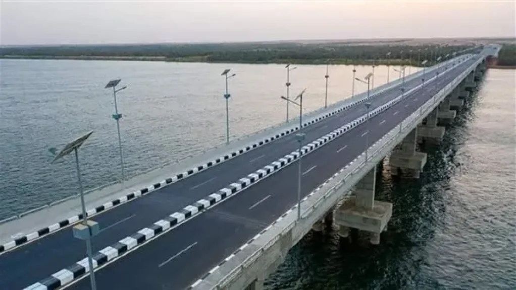 بيان من  هيئة الطرق حول تضرر كوبري محور كلابشة بأسوان نتيجة اصطدام باخرة بإحدى قواعده