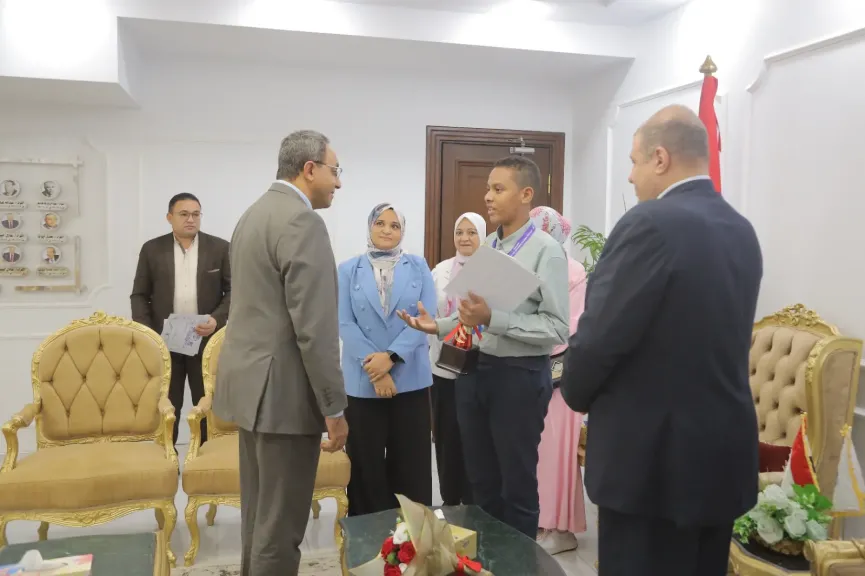 محافظ قنا يكرم الطالب مروان تامر