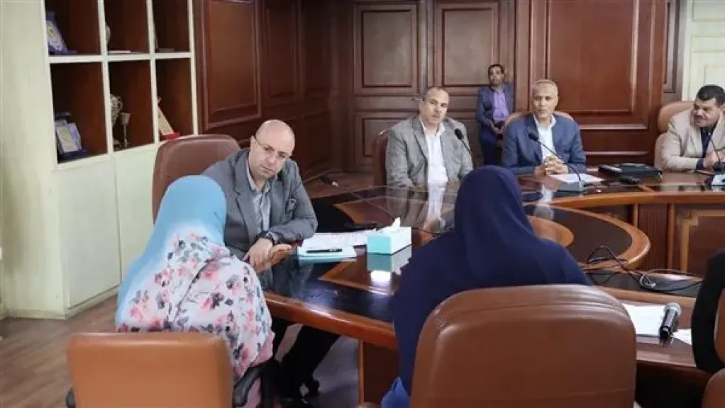 محافظ بني سويف يستمع لشكوي الأرملة