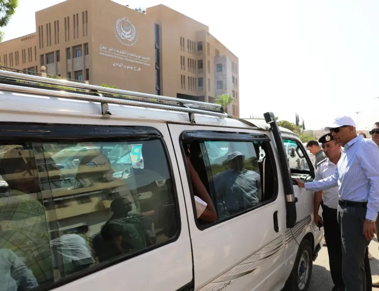 محافظ أسوان يتابع إلتزام السائقين بالتعريفة الجديدة