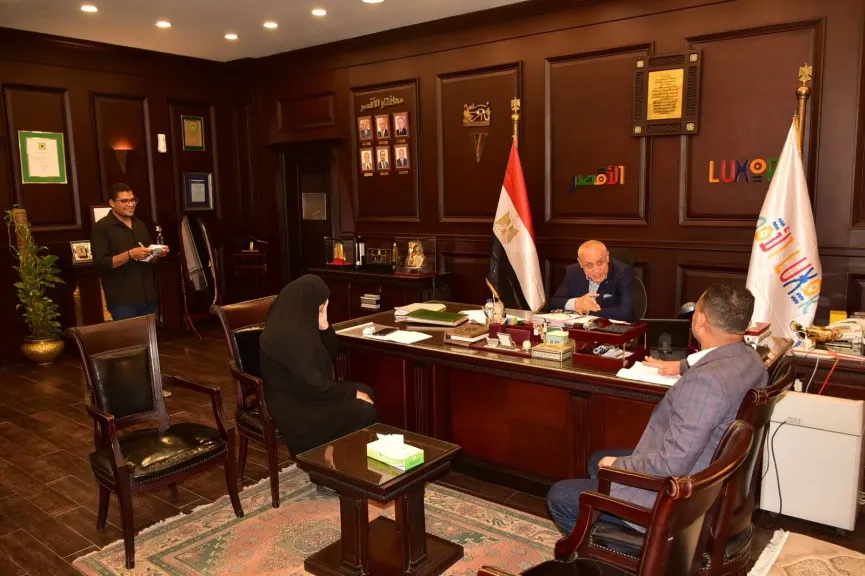 محافظ الأقصر خلال الاجتماع