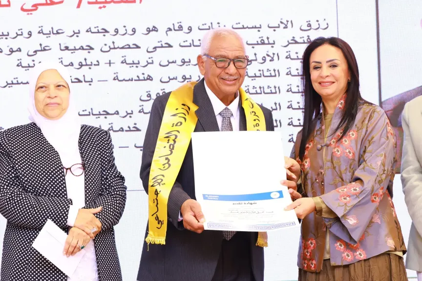 وزيرة التضامن تكرم علي  نظير إبن الوادي الجديد