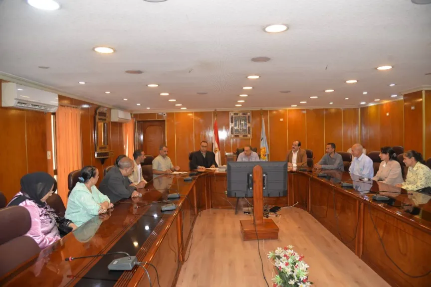 محافظ أسيوط يجري مقابلات لاختيار رؤساء قرى جدد