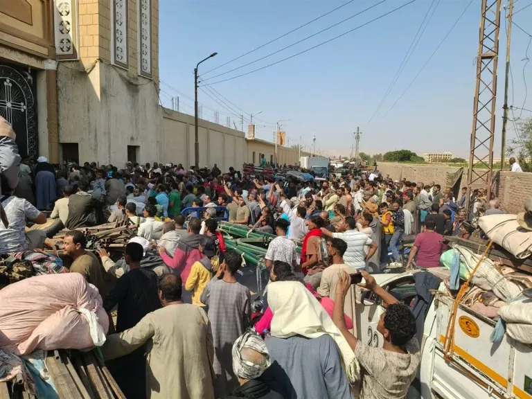 توافد المحتفلين علي الدير