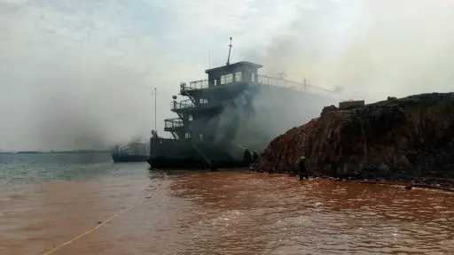 السيطرة علي حريق في باخرة...