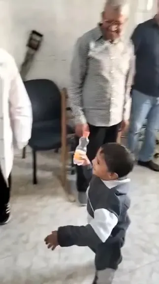 الطفل يتمكن من المشي