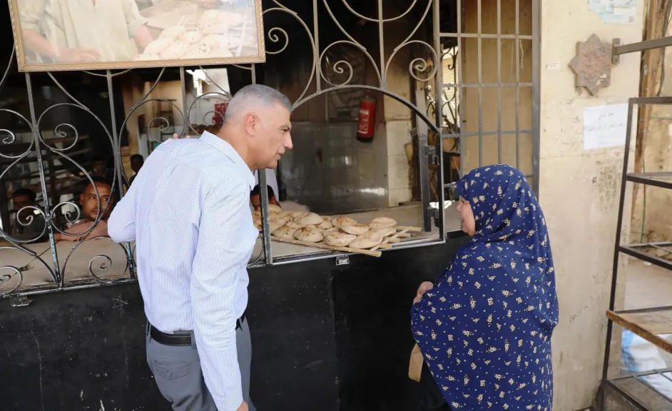 محافظ أسوان يقود جولات ميدانية مفاجئة لضبط الأسواق