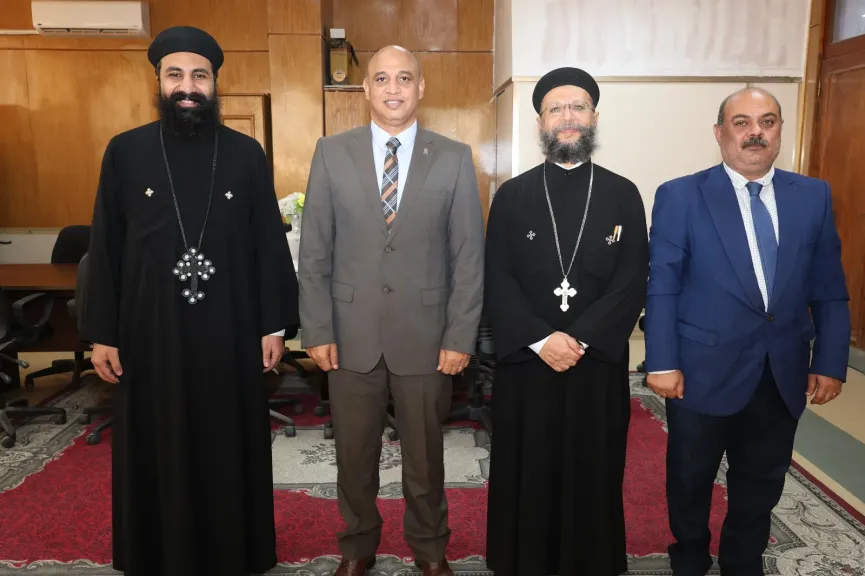 وفد من "مطرانية قنا " يقدم التهنئة لنائب رئيس "جامعة قنا "