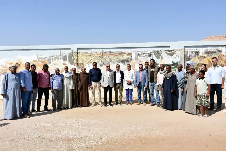 محافظ الأقصر والسفير الفرنسي يتفقدان مشروع تجميل نجع الملقطة بالقرنة