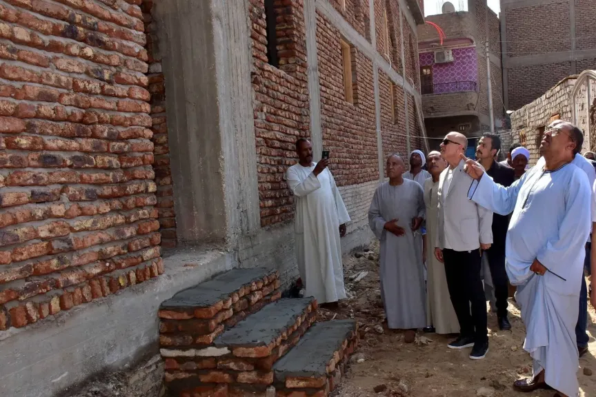 محافظ الأقصر يتفقد أعمال إعادة بناء المسجد العمري العتيق