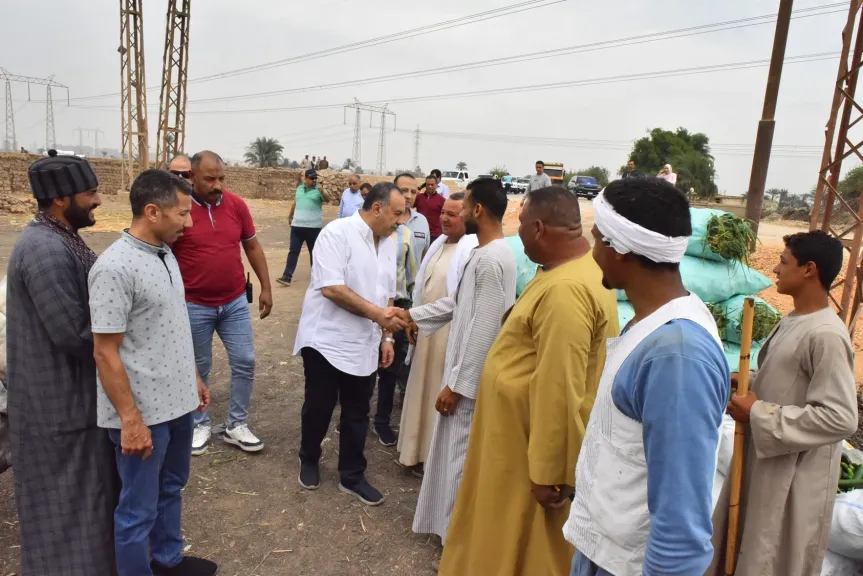 محافظ أسيوط  مع المزارعين