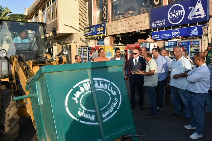 محافظ الأقصر يستعرض منظومة جمع القمامة الجديدة