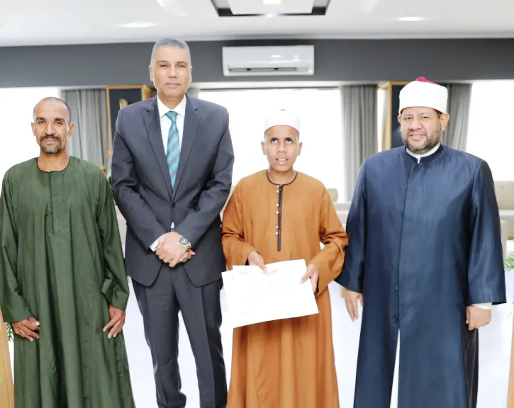 محافظ أسوان يكرم الطالب ” زياد خميس ”